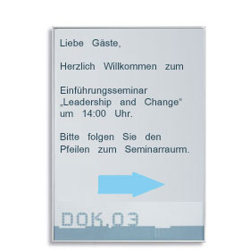 Hinweisschild mit der Aufschrift: Liebe Gäste, Herzlich Willkommen zum Einführungsseminar Leadership and Change um 14:00 Uhr. Bitte folgen Sie den Pfeilen zum Seminarraum. Ein blauer Pfeil zeigt die Richtung an. Darunter befindet sich eine Raumnummer.