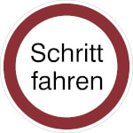 Hinweisschild für Tankanlagen und Garagen Schritt fahren