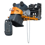 Stapler-Anbaugeräte  Fasskipper FLEX-K, Kippvorgang mit Kette