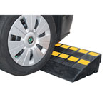 Moravia Hartgummi Bordsteinrampe gelb/schwarz mit Antirutsch-Oberfläche, Reflexstreifen und 2 Kabelkanälen