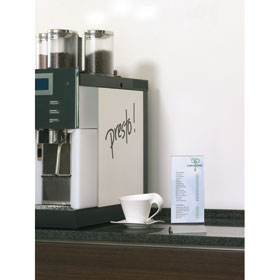 Tischaufsteller mit Menükarte auf einer Anrichte mit einer Kaffeemaschine und einer Kaffeetasse