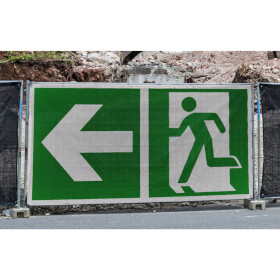 Fluchtwegschild Bauzaunbanner, Notausgang links mit Zusatzzeichen