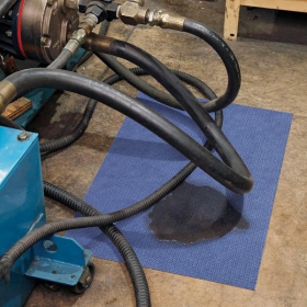 PIG Grippy selbsthaftende Saugmatten zur Aufnahme von Öl, Kühlmittel, Lösungsmittel und Wasser