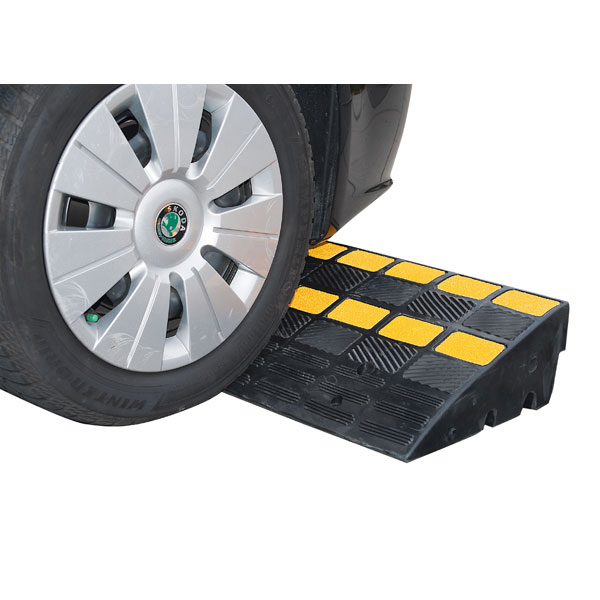 Bordsteinrampe Antirutsch - Oberfläche, Reflexstreifen, mit 2 Kabelkanälen,